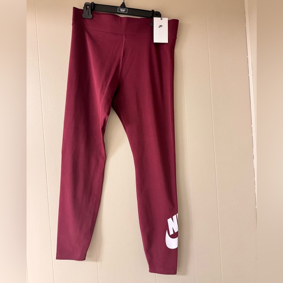 NWT Women’s Nike 3/4 legging. Size XL. - Picture 1 of 5